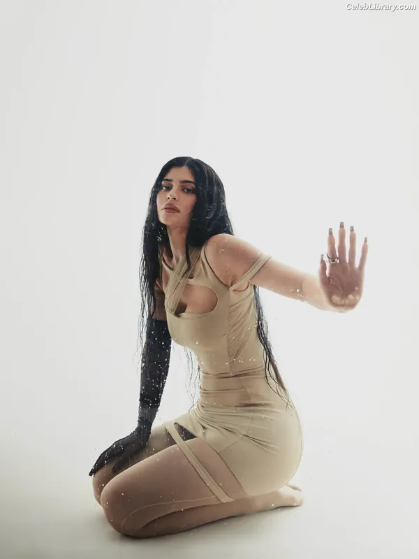 Kylie Jenner photo 20 of 4071