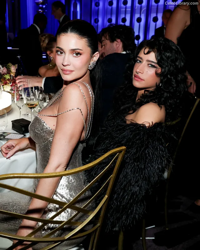 Kylie Jenner photo 22 of 4071