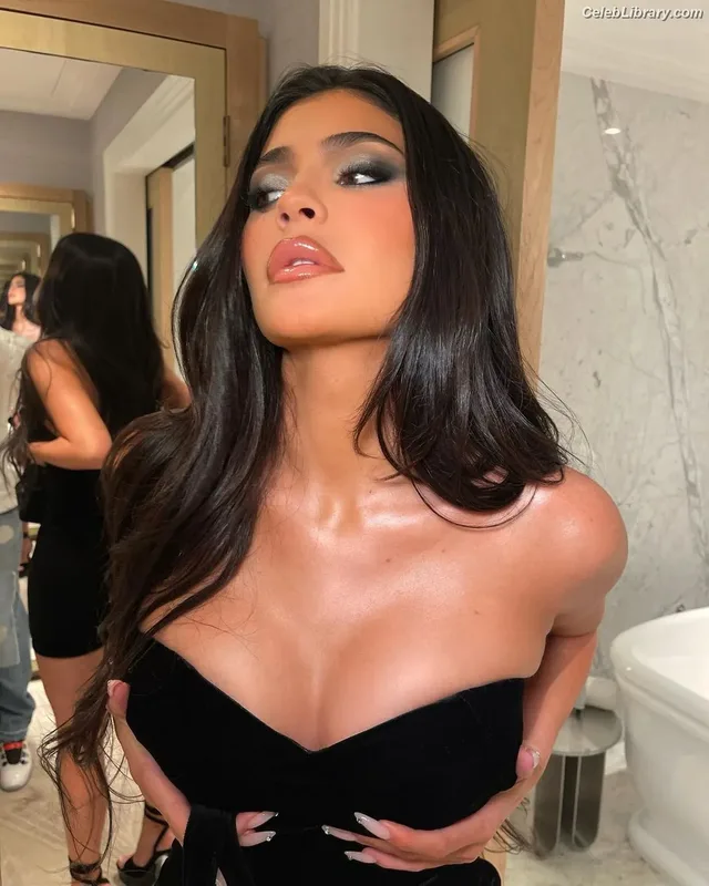 Kylie Jenner photo 15 of 4071