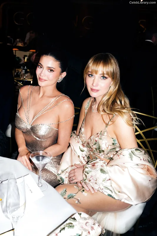 Kylie Jenner photo 3 of 4071