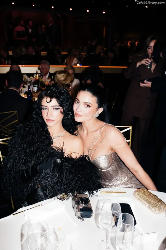 Kylie Jenner photo 4 of 4071