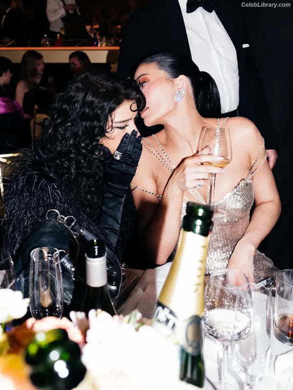 Kylie Jenner photo 5 of 4071