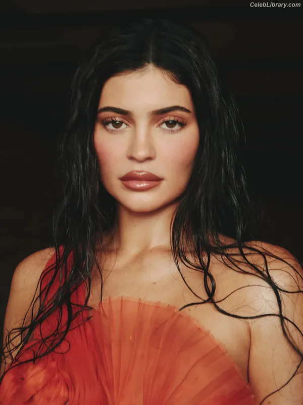 Kylie Jenner photo 12 of 4071