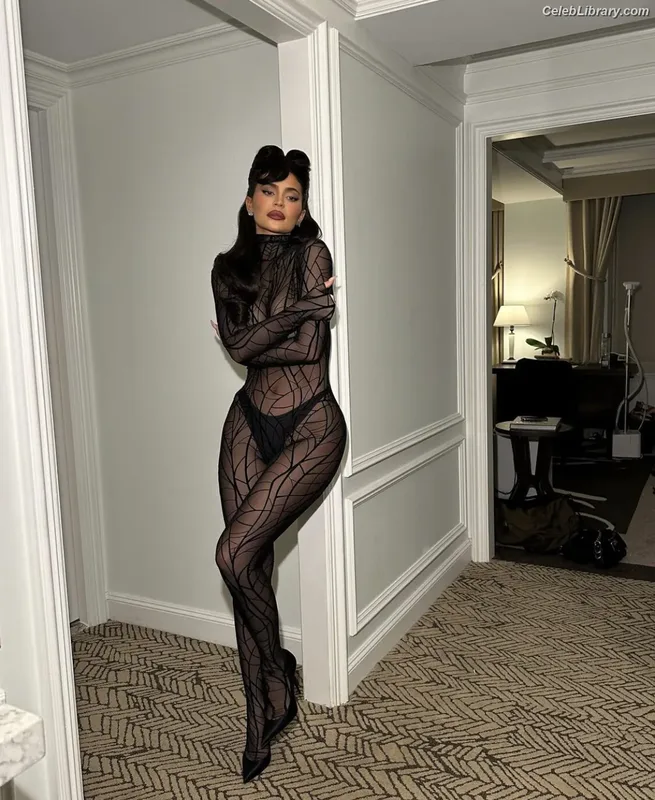 Kylie Jenner photo 14 of 4071