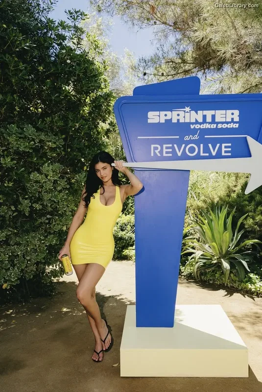 Kylie Jenner photo 15 of 4071