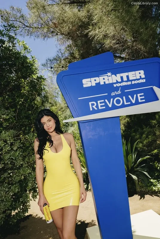 Kylie Jenner photo 16 of 4071