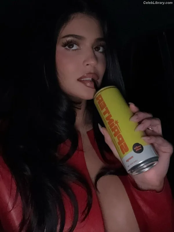 Kylie Jenner photo 20 of 4071