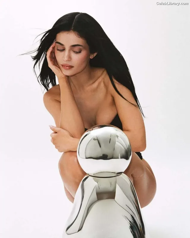 Kylie Jenner photo 2 of 4071