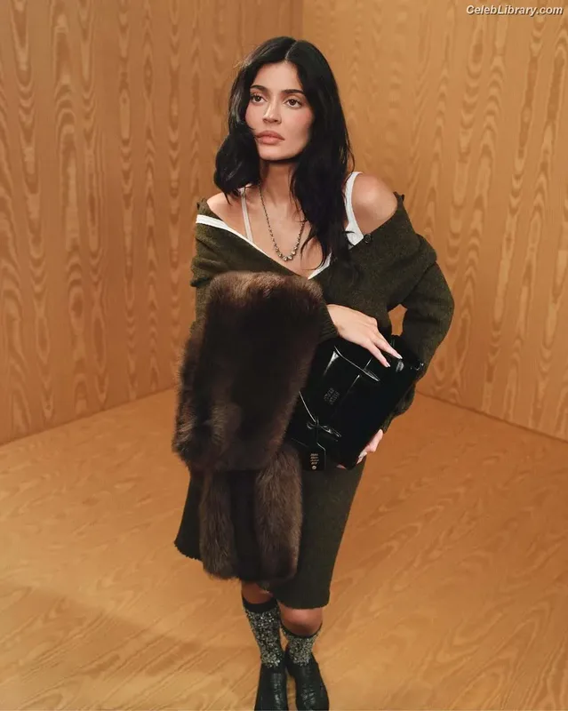Kylie Jenner photo 5 of 4071
