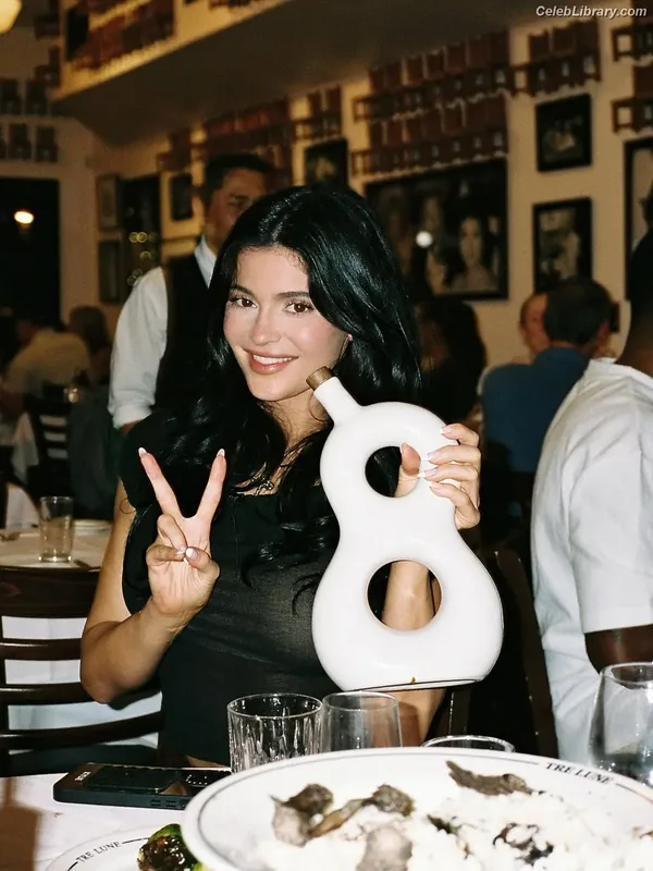Kylie Jenner photo 11 of 4071
