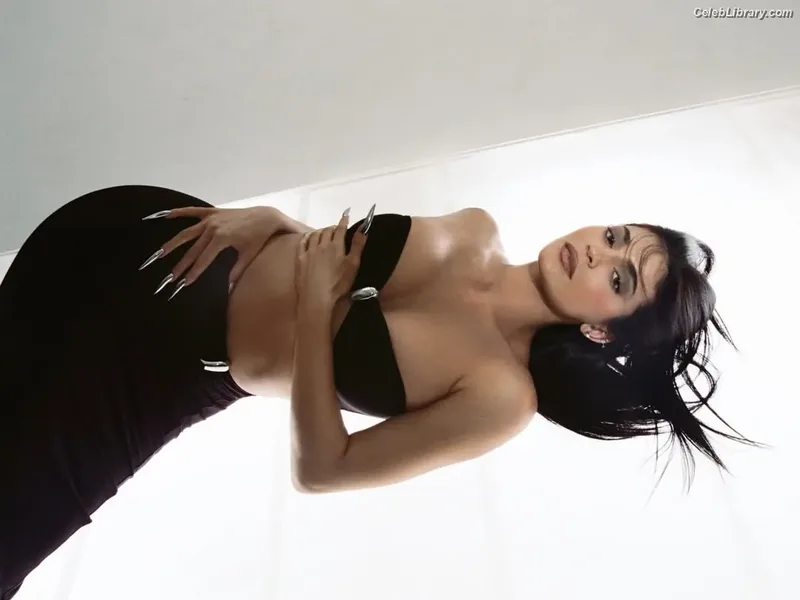 Kylie Jenner photo 20 of 4071