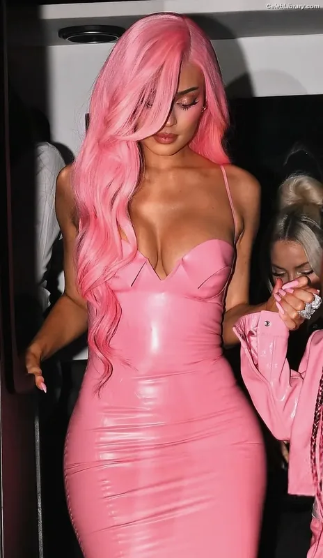 Kylie Jenner photo 12 of 4071