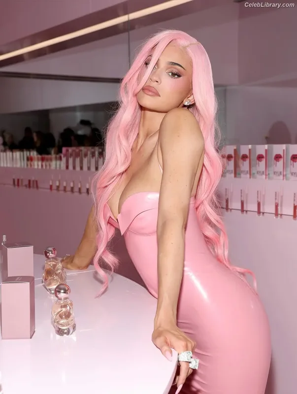 Kylie Jenner photo 13 of 4071