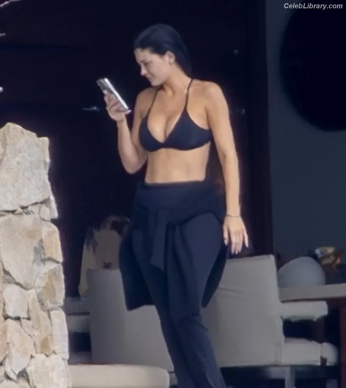 Kylie Jenner photo 21 of 4071