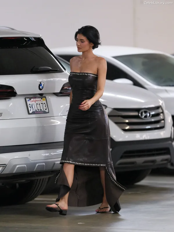 Kylie Jenner photo 24 of 4071