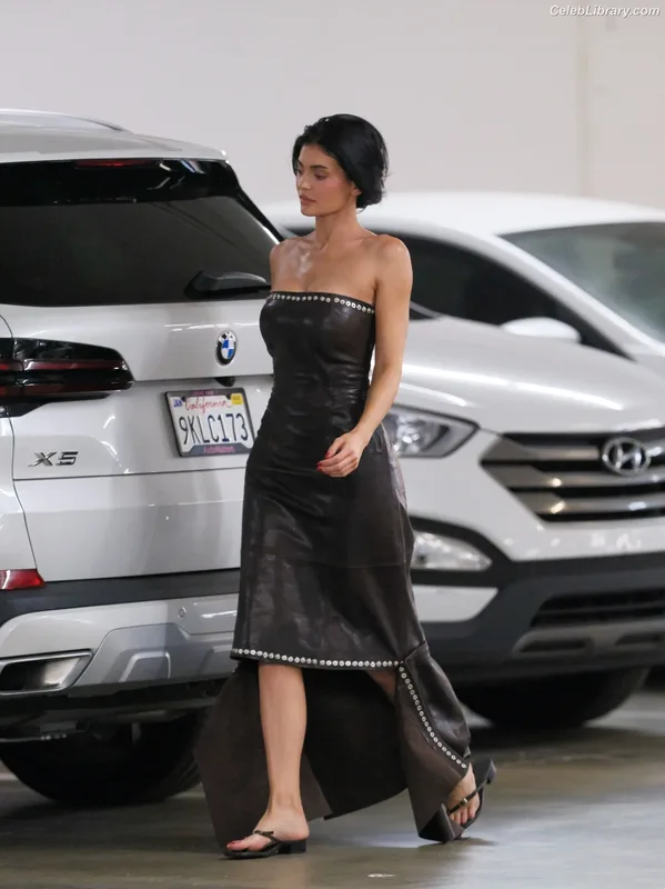 Kylie Jenner photo 1 of 4071