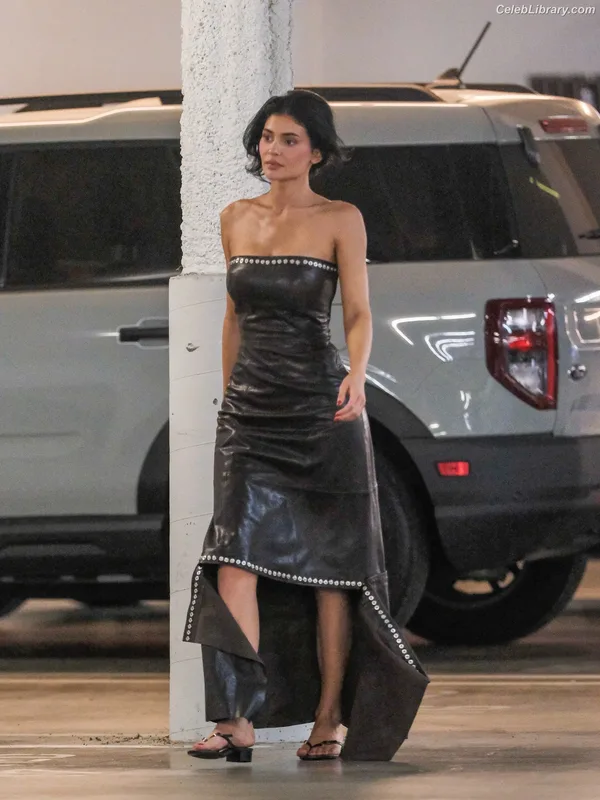 Kylie Jenner photo 6 of 4071