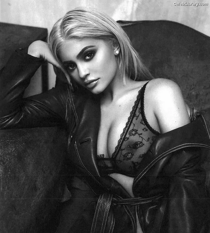 Kylie Jenner photo 11 of 4071