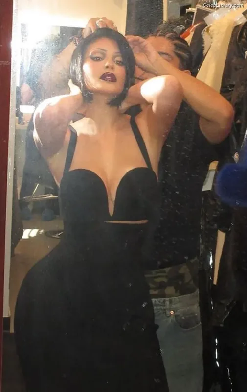 Kylie Jenner photo 1 of 4071