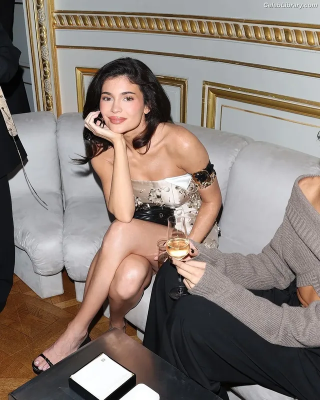 Kylie Jenner photo 5 of 4071