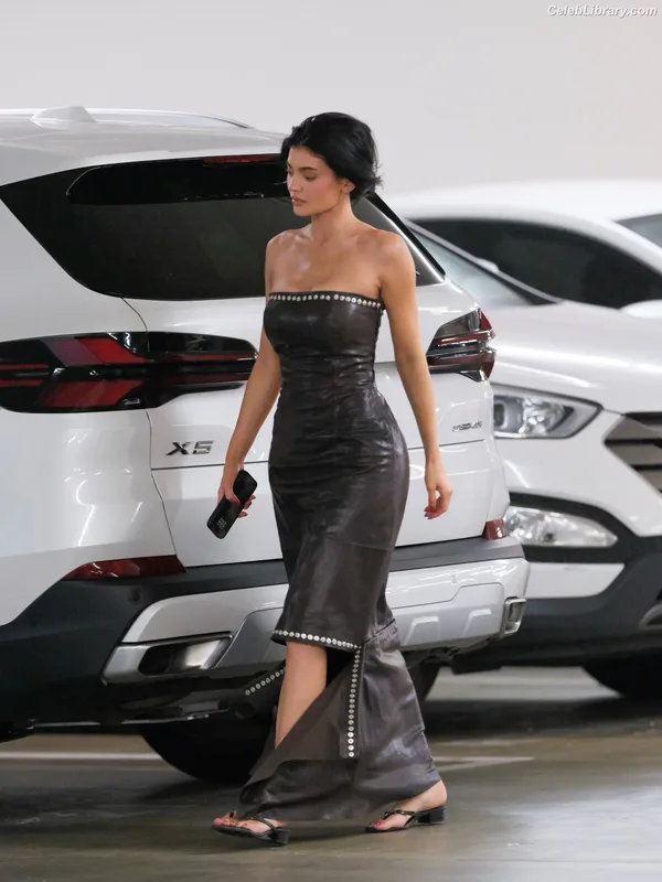 Kylie Jenner photo 23 of 4071