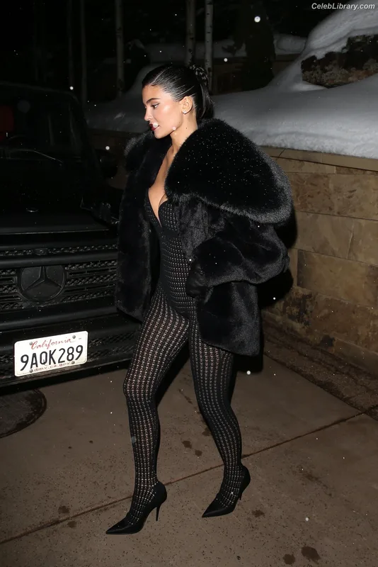Kylie Jenner photo 7 of 4071