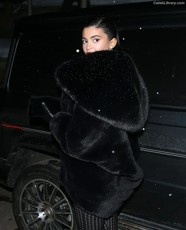 Kylie Jenner photo 8 of 4071