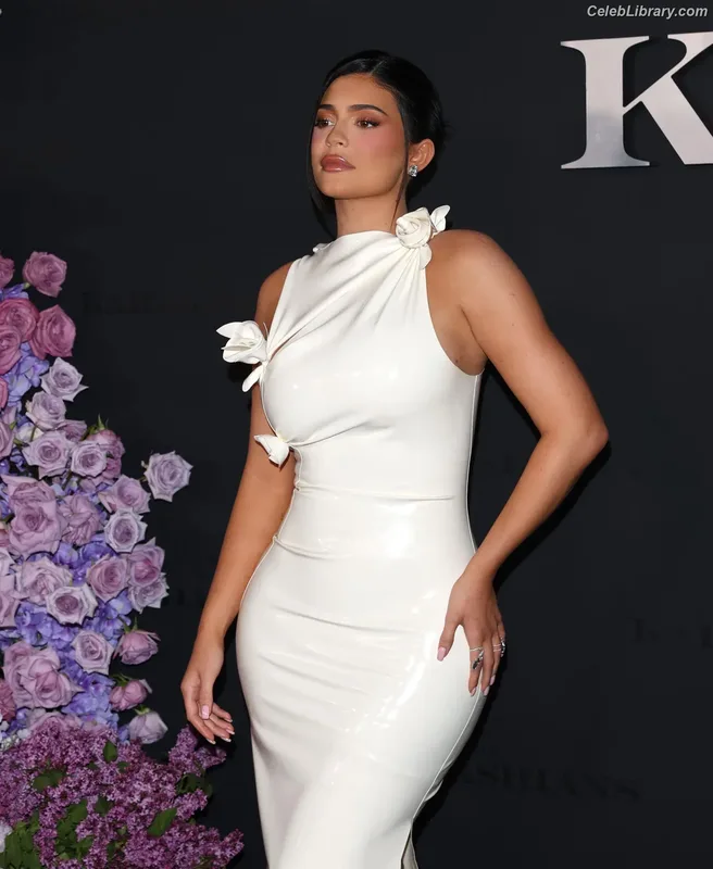 Kylie Jenner photo 14 of 4071