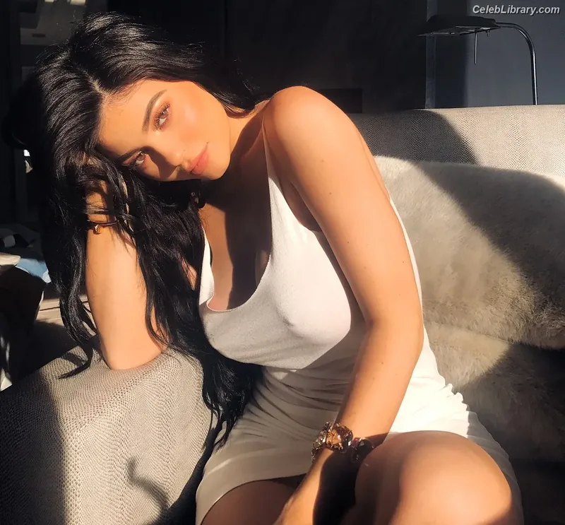 Kylie Jenner photo 16 of 4071