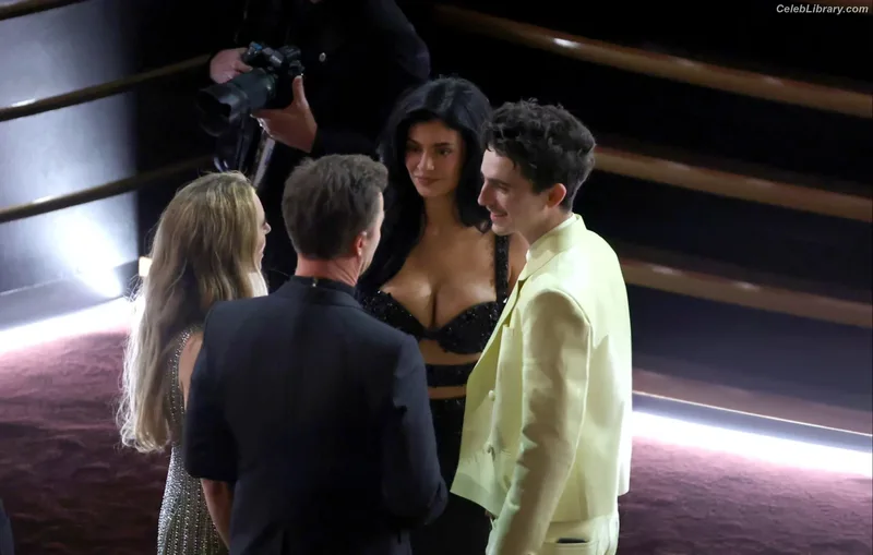 Kylie Jenner photo 2 of 4071