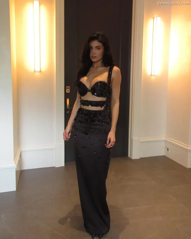 Kylie Jenner photo 4 of 4071