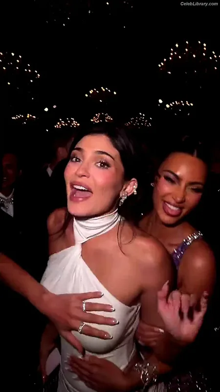 Kylie Jenner photo 6 of 4071