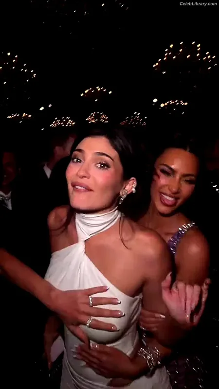 Kylie Jenner photo 7 of 4071