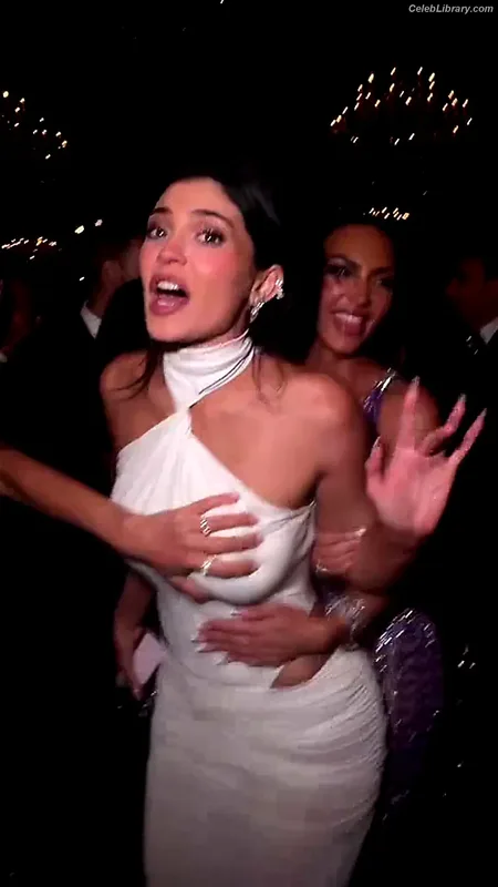 Kylie Jenner photo 8 of 4071