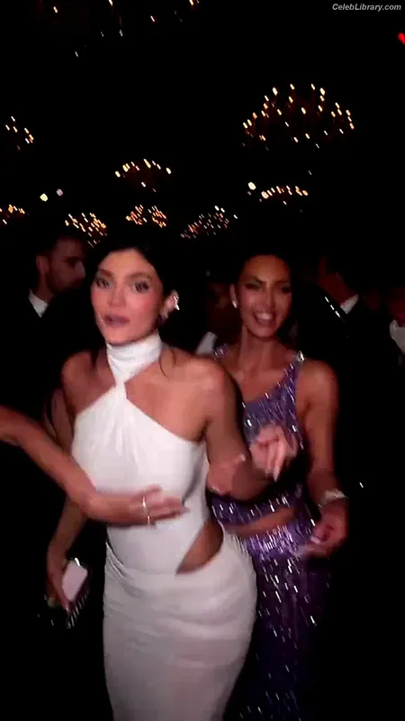 Kylie Jenner photo 10 of 4071