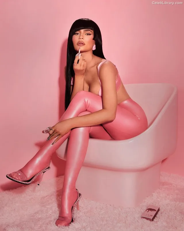 Kylie Jenner photo 11 of 4071