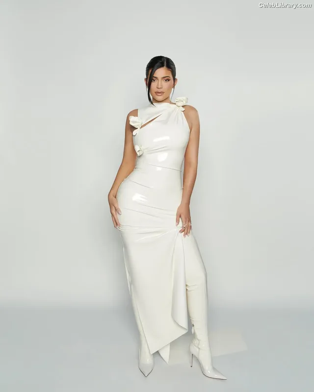 Kylie Jenner photo 20 of 4071
