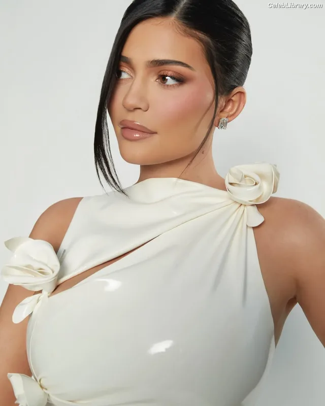 Kylie Jenner photo 21 of 4071