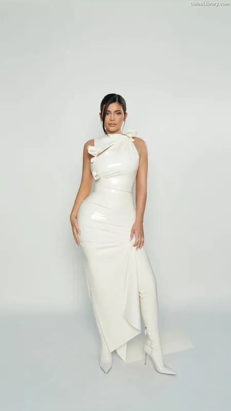 Kylie Jenner photo 24 of 4071