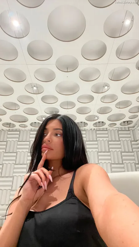 Kylie Jenner photo 8 of 4071