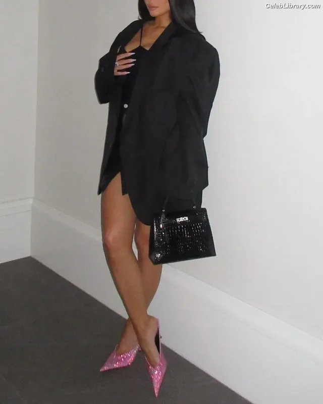 Kylie Jenner photo 10 of 4071