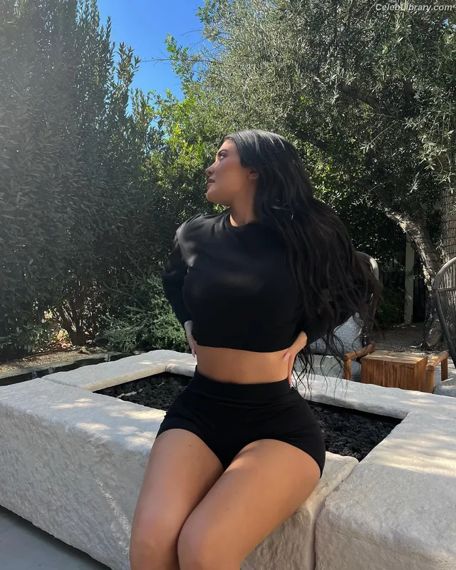 Kylie Jenner photo 21 of 4071