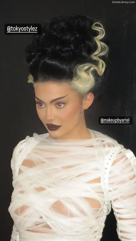 Kylie Jenner photo 22 of 4071
