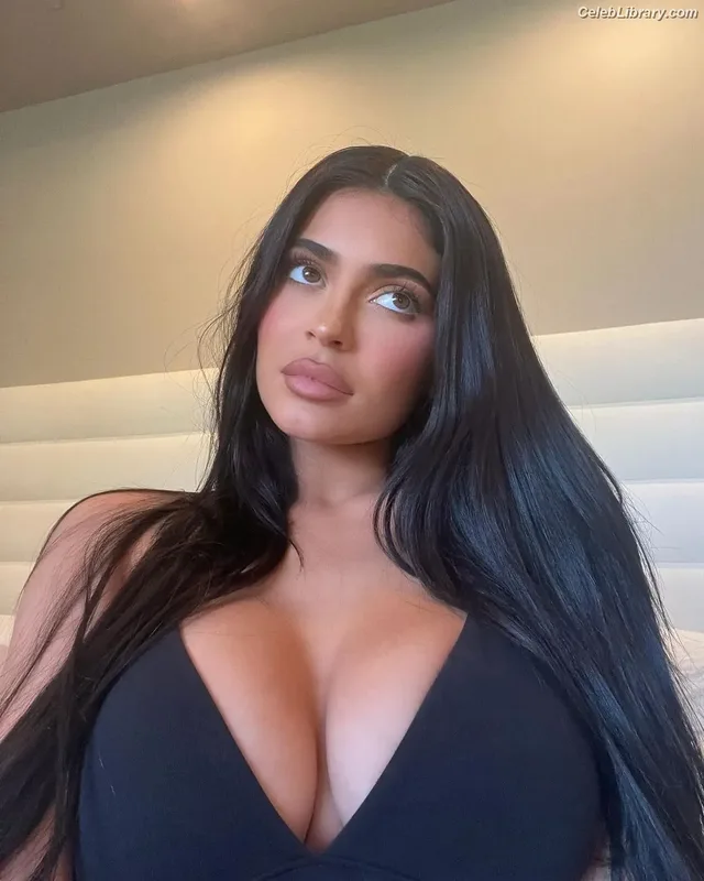 Kylie Jenner photo 2 of 4071
