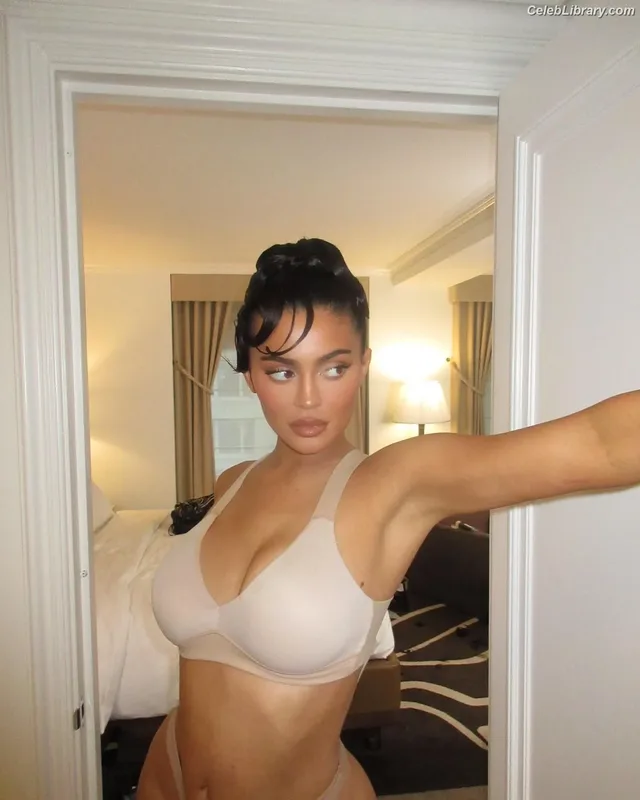 Kylie Jenner photo 7 of 4071