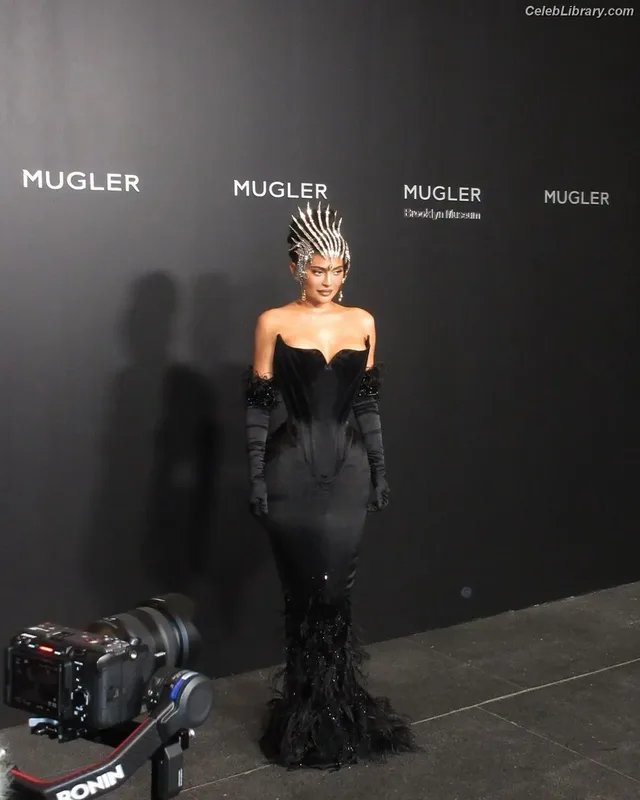 Kylie Jenner photo 12 of 4071
