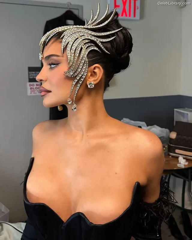 Kylie Jenner photo 17 of 4071