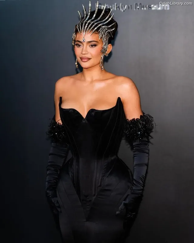 Kylie Jenner photo 18 of 4071