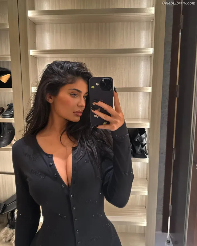 Kylie Jenner photo 22 of 4071