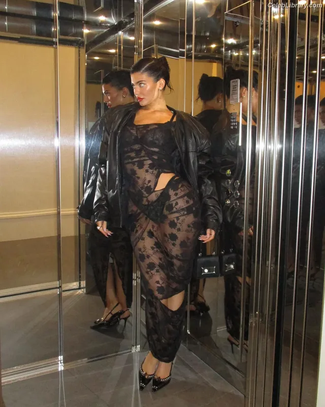 Kylie Jenner photo 12 of 4071